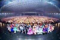 　きゃりーぱみゅぱみゅ（中央）らステージに集結し観客と記念撮影を行った豪華出演者（写真＝ヨシモリユウナ、金谷龍之介）