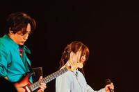 　ライブを盛り上げるいきものがかりの水野良樹（左）と吉岡聖恵　ⓒ堀内レイ