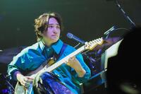 　演奏するいきものがかりの水野良樹　ⓒ堀内レイ