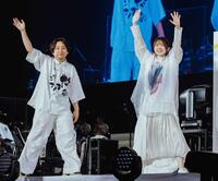 　ライブを盛り上げたいきものがかりの水野良樹（左）と吉岡聖恵　Ⓒ堀内レイ