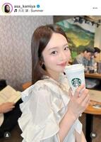 コーヒーショップで勉強をする神谷明采のインスタグラム＠ａｓａ＿ｋａｍｉｙａより