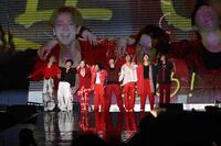 　肩を組んでステージ上で盛り上がるＦＡＮＴＡＳＴＩＣＳ