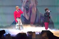 　ステージで歌声を届けたボーカルの八木勇征（左）、中島颯太