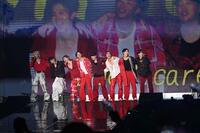 　肩を組んでステージ上で盛り上がるＦＡＮＴＡＳＴＩＣＳ