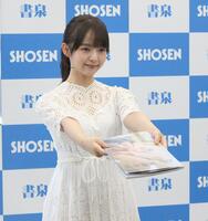 　お渡しポーズをする高畑結希