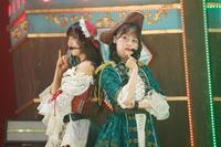 　ポーズを決める≠ＭＥの蟹沢萌子（左）と冨田菜々風©ＹＯＡＮＩ