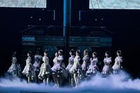 　ライブを盛り上げる（左から）≠ＭＥの落合希来里、永田詩央里、河口夏音、冨田菜々風、櫻井もも、谷崎早耶、蟹沢萌子、鈴木瞳美、川中子奈月心、本田珠由記、尾木波菜、菅波美玲©ＹＯＡＮＩ