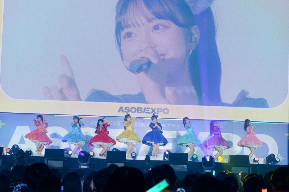 　かわいらしくパフォーマンスするＣＵＴＩＥ　ＳＴＲＥＥＴ（写真＝ヨシモリユウナ、金谷龍之介）