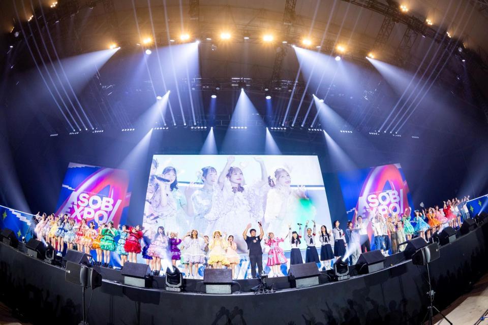 　中川悠介社長（中央）も含めステージに集結した豪華出演者（写真＝ヨシモリユウナ、金谷龍之介）