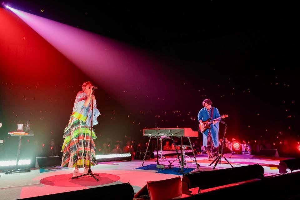 　ライブを盛り上げるいきものがかりの水野良樹（左）と吉岡聖恵　ⓒ堀内レイ