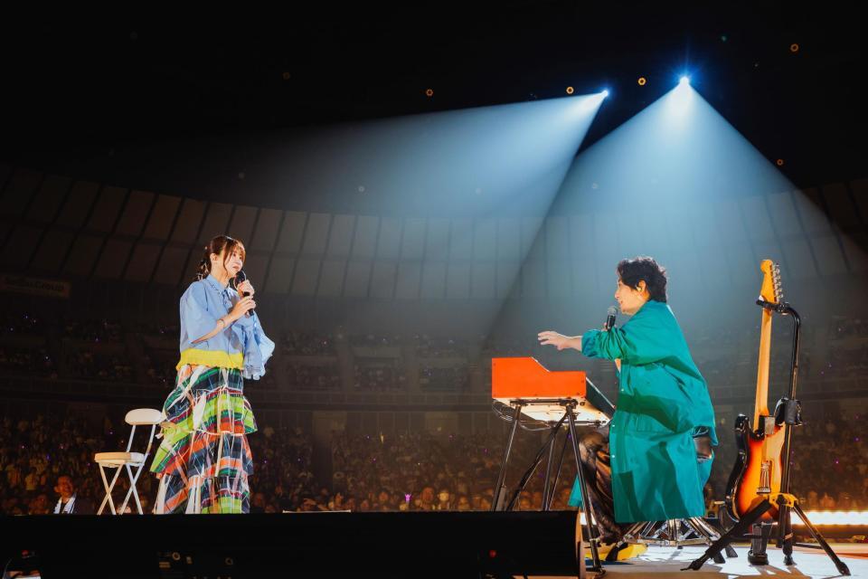 　ライブを盛り上げるいきものがかりの水野良樹（右）と吉岡聖恵　ⓒ堀内レイ