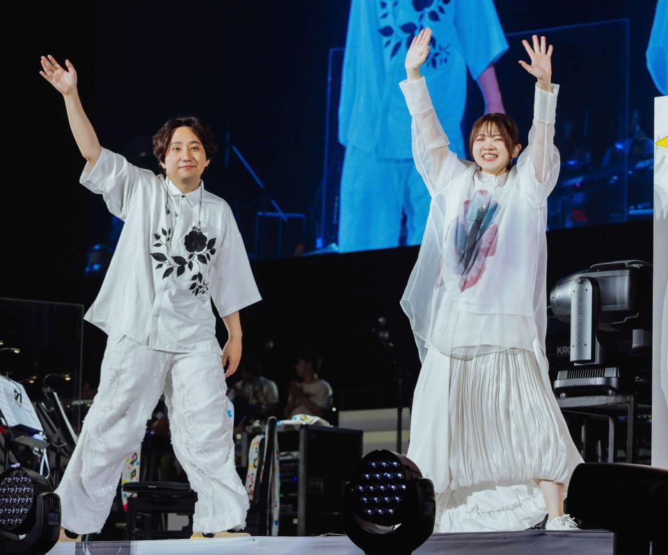 　ライブを盛り上げたいきものがかりの水野良樹（左）と吉岡聖恵　Ⓒ堀内レイ