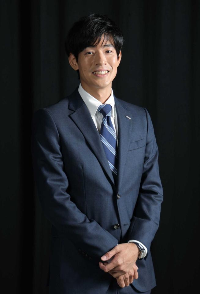 　笑顔でポーズをとる中島歩