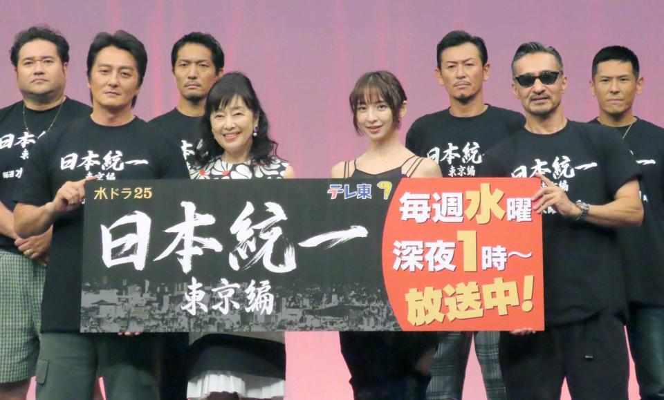 　トークイベントに登壇した（前列左から）本宮泰風、かたせ梨乃、篠田麻里子、山口祥行