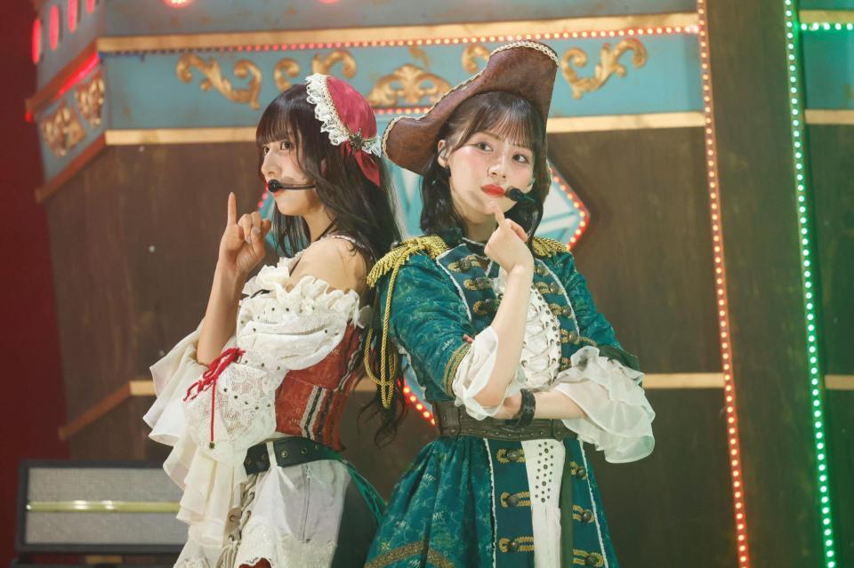 　ポーズを決める≠ＭＥの蟹沢萌子（左）と冨田菜々風©ＹＯＡＮＩ