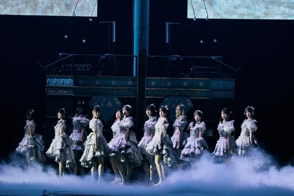 　ライブを盛り上げる（左から）≠ＭＥの落合希来里、永田詩央里、河口夏音、冨田菜々風、櫻井もも、谷崎早耶、蟹沢萌子、鈴木瞳美、川中子奈月心、本田珠由記、尾木波菜、菅波美玲©ＹＯＡＮＩ