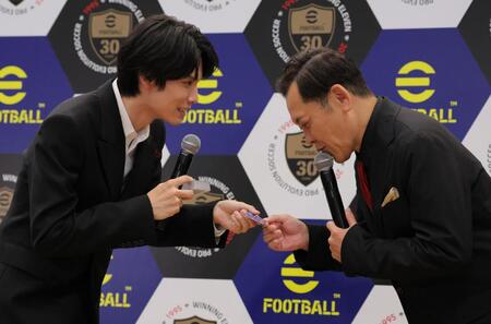 　萩原利久（左）から名刺をもらう有田哲平（撮影・吉澤敬太）