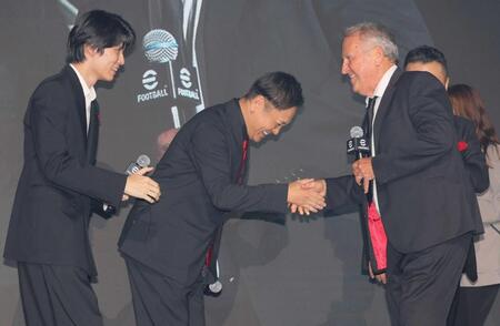 　ジーコ氏（右）と握手する有田哲平。左は萩原利久（撮影・吉澤敬太）