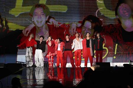 　肩を組んでステージ上で盛り上がるＦＡＮＴＡＳＴＩＣＳ