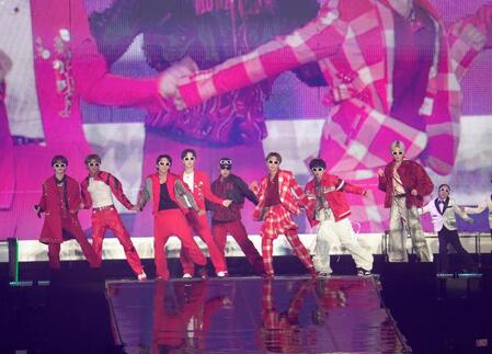 　サングラス姿でパフォーマンスするＦＡＮＴＡＳＴＩＣＳ