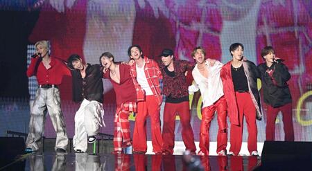 　肩を組んでステージ上で盛り上がるＦＡＮＴＡＳＴＩＣＳ