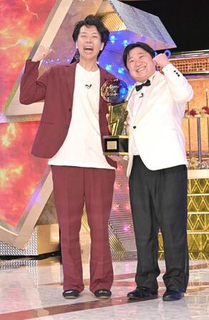 　初代王者に輝いたニッポンの社長の辻皓平（左）とケツ（撮影・持木克友）