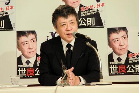 　会見で質問に答える世良公則氏