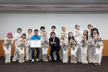 　表敬訪問でフォトセッションするＰＧのメンバー、野中厚文科副大臣（前列左から５番目）と山下太郎熱中症予防声かけプロジェクト事務局長（前列左から３番目）