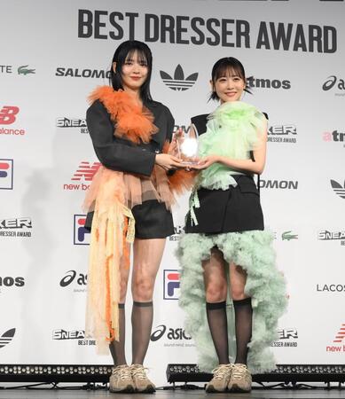 　トロフィーを手にするＦＲＵＩＴＳ　ＺＩＰＰＥＲの鎮西寿々歌（左）と櫻井優衣（撮影・堀内翔）