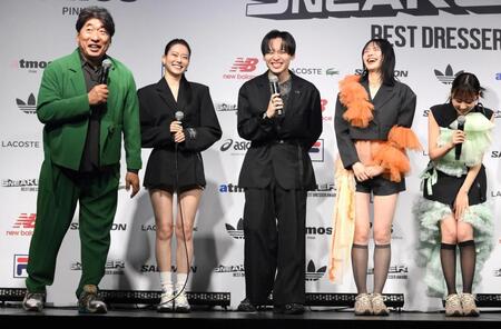 　授賞式を盛り上げる（左から）寺門ジモン、なごみ、工藤大輝、ＦＲＵＩＴＳ　ＺＩＰＰＥＲの鎮西寿々歌と櫻井優衣（撮影・堀内翔）