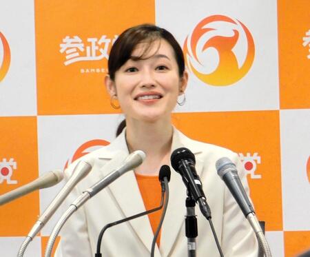 　会見するさや氏＝２０日