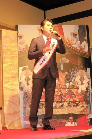 　新曲「祇園闇桜」を披露する三山ひろし