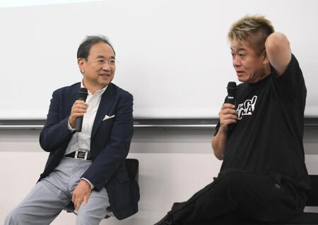 　特別授業を行ったフジテレビの清水賢治社長。右は堀江貴文氏（撮影・堀内翔）