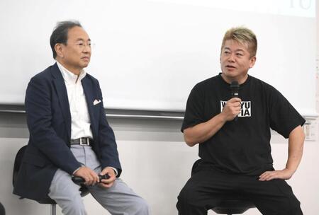 　特別授業を行ったフジテレビの清水賢治社長（左）と堀江貴文氏（撮影・堀内翔）