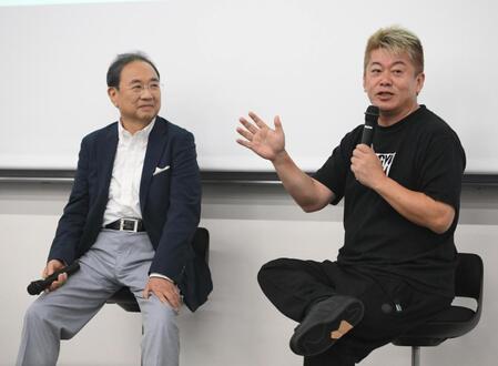 　特別授業を行った堀江貴文氏。左はフジテレビの清水賢治社長（撮影・堀内翔）