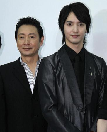 　親子で舞台あいさつに登壇した三田村邦彦（左）と中山麻聖＝１２年３月