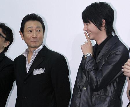 　舞台あいさつで息の合った掛け合いを見せる三田村邦彦（左）と中山麻聖親子＝１２年３月