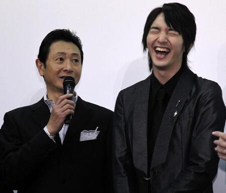 　父・三田村邦彦（左）のトークに爆笑する中山麻聖＝１２年３月