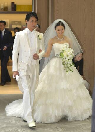 　披露宴の前にタキシード、ウェディングドレス姿を披露する永井大（左）、中越典子＝２０１５年８月