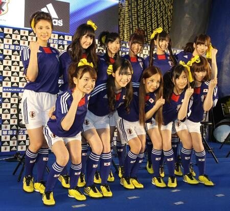 　会場を盛り上げるＡＫＢ４８の（前列左から）大島優子、渡辺麻友、板野友美、小野恵令奈、小林香菜（後列左から）秋元才加、佐藤亜美菜、片山陽加、松原夏海、佐藤すみれ、大家志津香＝１０年６月