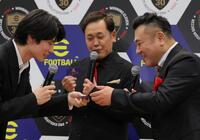 　萩原利久（左）から名刺をもらう有田哲平（中央）と山崎弘也（撮影・吉澤敬太）