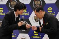 　萩原利久（左）から名刺をもらう有田哲平（撮影・吉澤敬太）