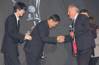 　ジーコ氏（右）と握手する有田哲平。左は萩原利久（撮影・吉澤敬太）