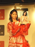 　写真集を手に笑顔を浮かべる永尾まりや