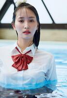 　プールで水にぬれるショットに挑んだ永尾まりや　永尾まりや写真集「まりやぎツーリズム」（ワニブックス刊、撮影・藤原宏）