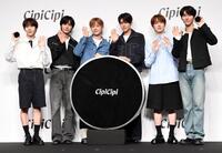 　ブランドアンバサダーに就任したＮＣＴ　ＷＩＳＨの（左から）リョウ、リク、ユウシ、シオン、サクヤ、ジェヒ（撮影・佐藤厚）