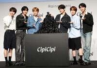 　クッションを積み上げたＮＣＴ　ＷＩＳＨの（左から）リョウ、リク、ユウシ、シオン、サクヤ、ジェヒ（撮影・佐藤厚）