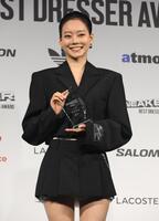 　トロフィーを手にする、なごみ（撮影・堀内翔）