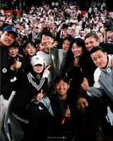 　孫興民の公式インスタグラム＠ｈｍ＿ｓｏｎ７より　優勝の瞬間をともに味わった孫興民（中央）とパク・ソジュン（右から３人目）