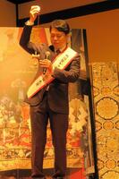 　得意のけん玉を披露する三山ひろし